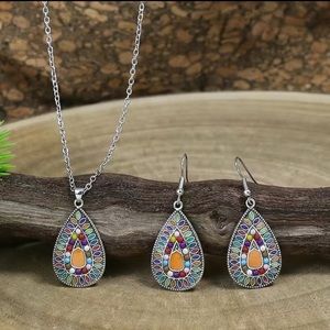♥️🦋 New Boho teardrop necklace and earring set.